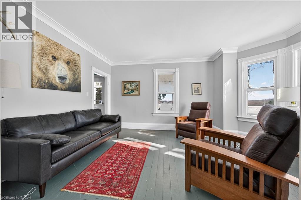1631 River Road, Cayuga, ON - Indoor Photo Showing Living Room