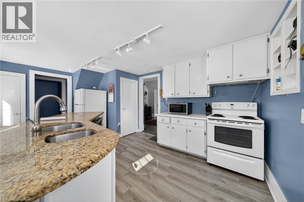 1631 River Road, Cayuga, ON - Indoor Photo Showing Kitchen With Double Sink