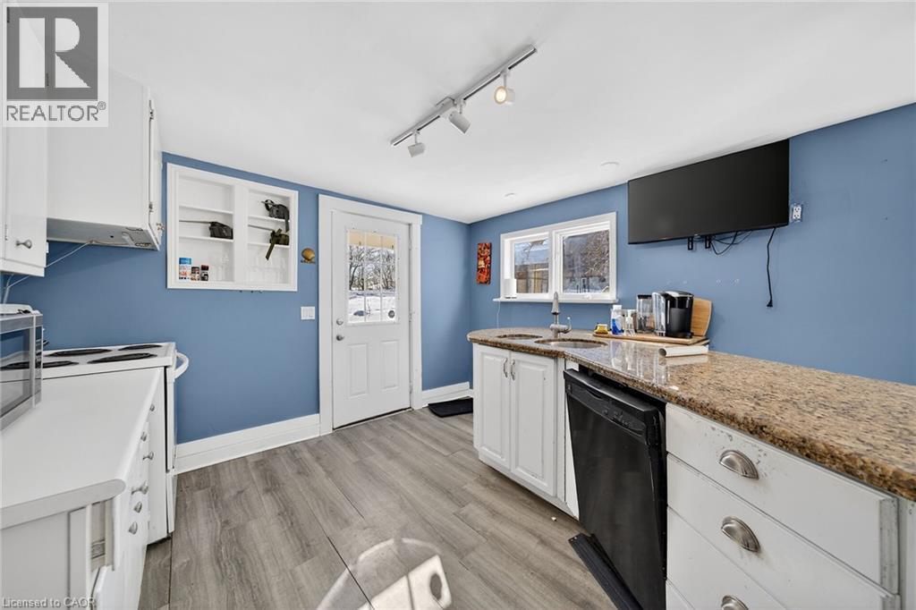 1631 River Road, Cayuga, ON - Indoor Photo Showing Kitchen
