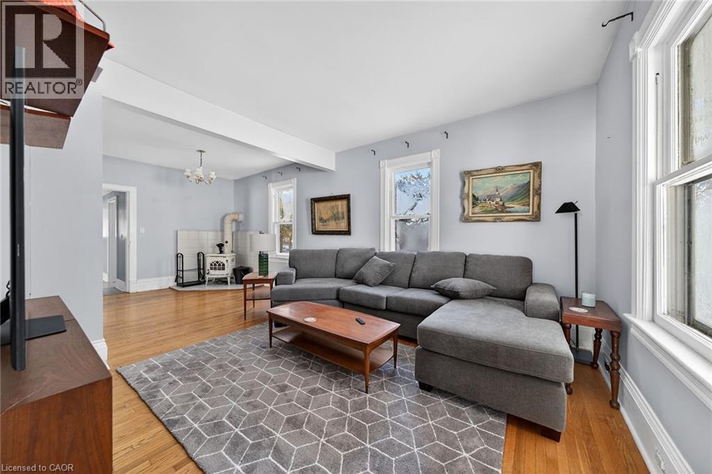 1631 River Road, Cayuga, ON - Indoor Photo Showing Living Room