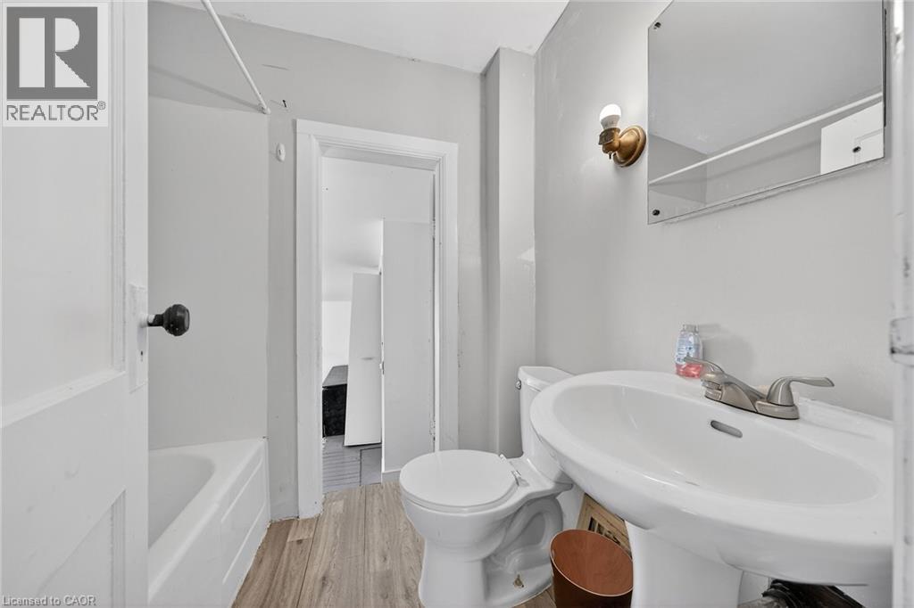 1631 River Road, Cayuga, ON - Indoor Photo Showing Bathroom