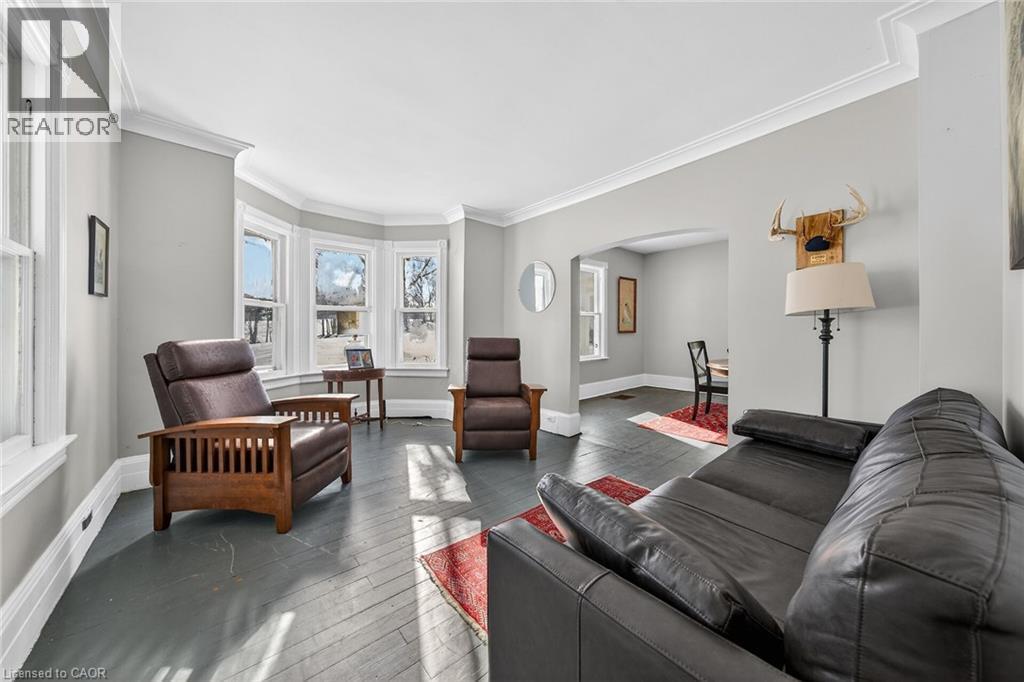 1631 River Road, Cayuga, ON - Indoor Photo Showing Living Room