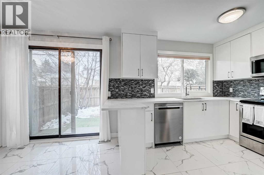 43, 5019 46 Avenue Sw, Calgary, AB - Indoor Photo Showing Kitchen With Upgraded Kitchen