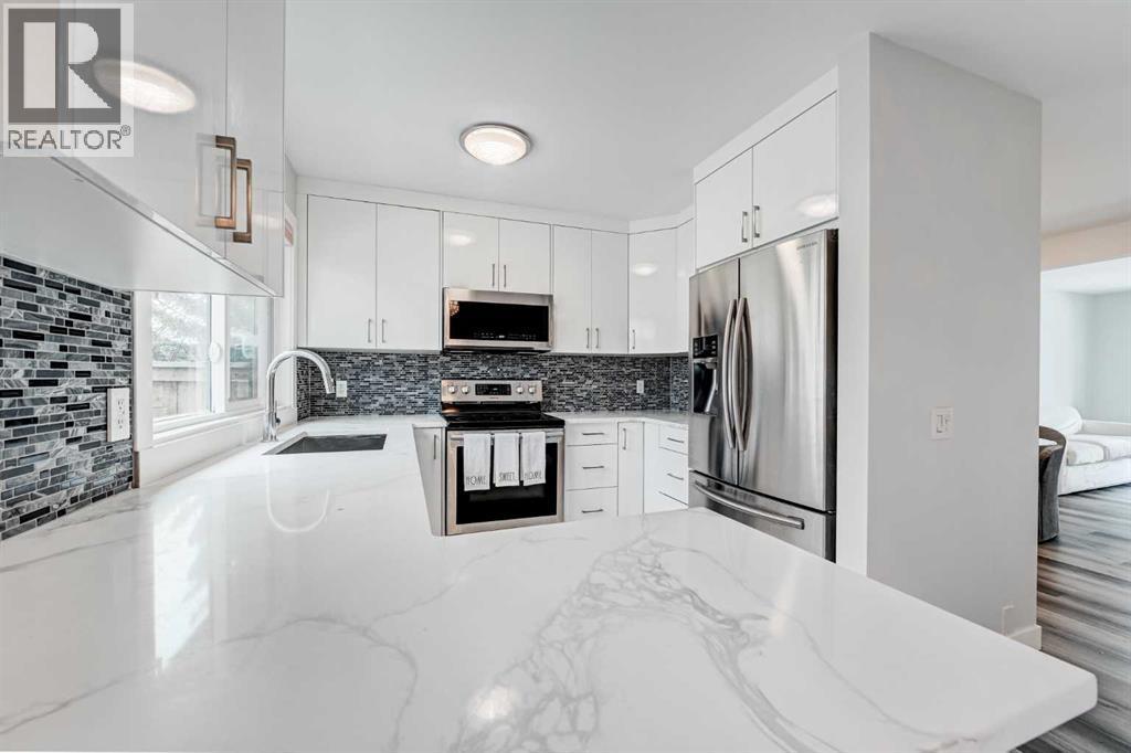 43, 5019 46 Avenue Sw, Calgary, AB - Indoor Photo Showing Kitchen With Stainless Steel Kitchen With Upgraded Kitchen