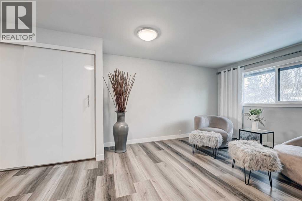 43, 5019 46 Avenue Sw, Calgary, AB - Indoor Photo Showing Other Room