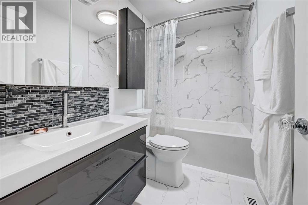 43, 5019 46 Avenue Sw, Calgary, AB - Indoor Photo Showing Bathroom