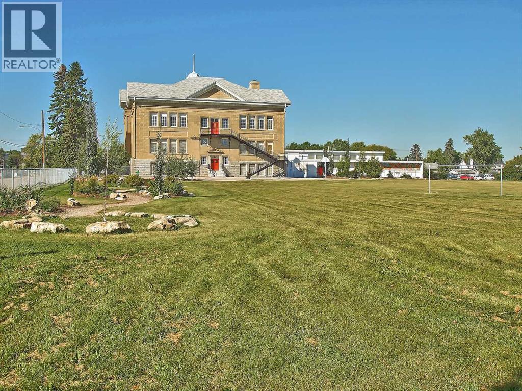 2, 828 8 Avenue Ne, Calgary, AB - Outdoor