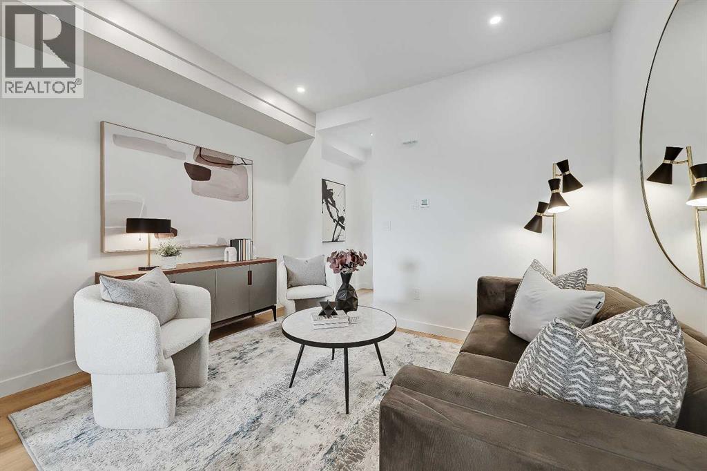 2, 828 8 Avenue Ne, Calgary, AB - Indoor Photo Showing Living Room