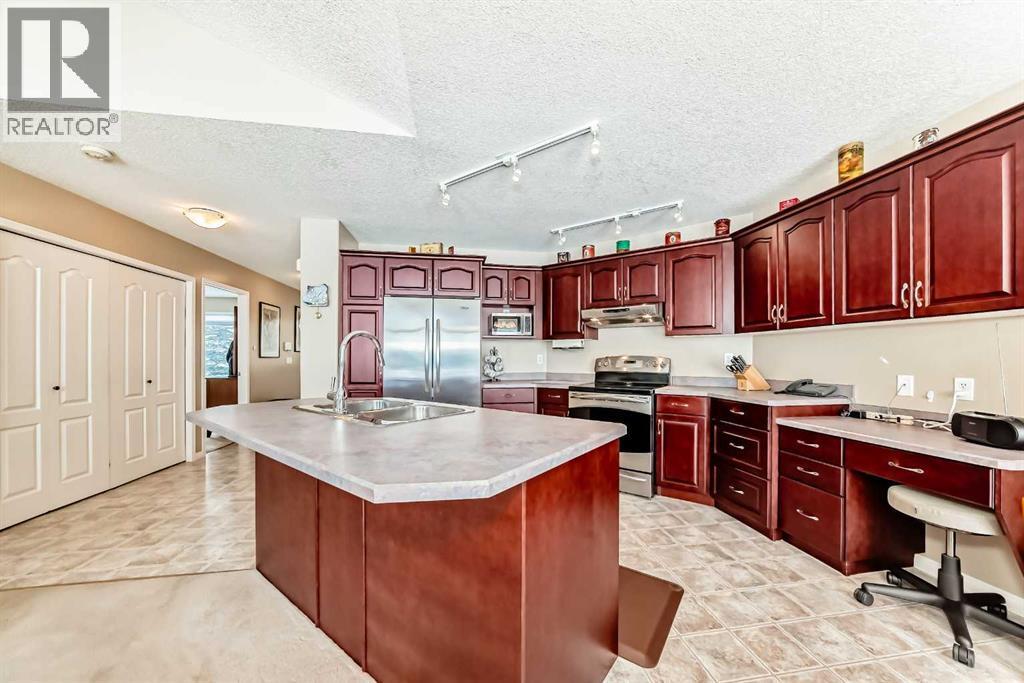 417 Hope Bay, Rural Rocky View County, AB - Indoor Photo Showing Kitchen