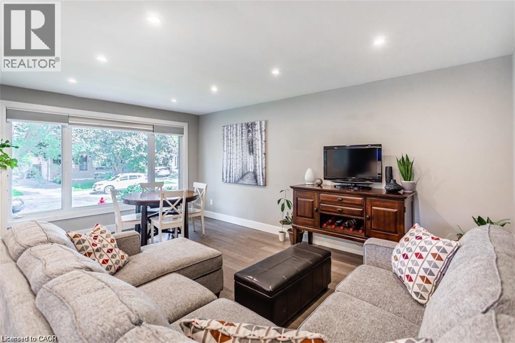 47 Atwater Crescent Unit# Main Floor, Hamilton, ON - Indoor Photo Showing Living Room