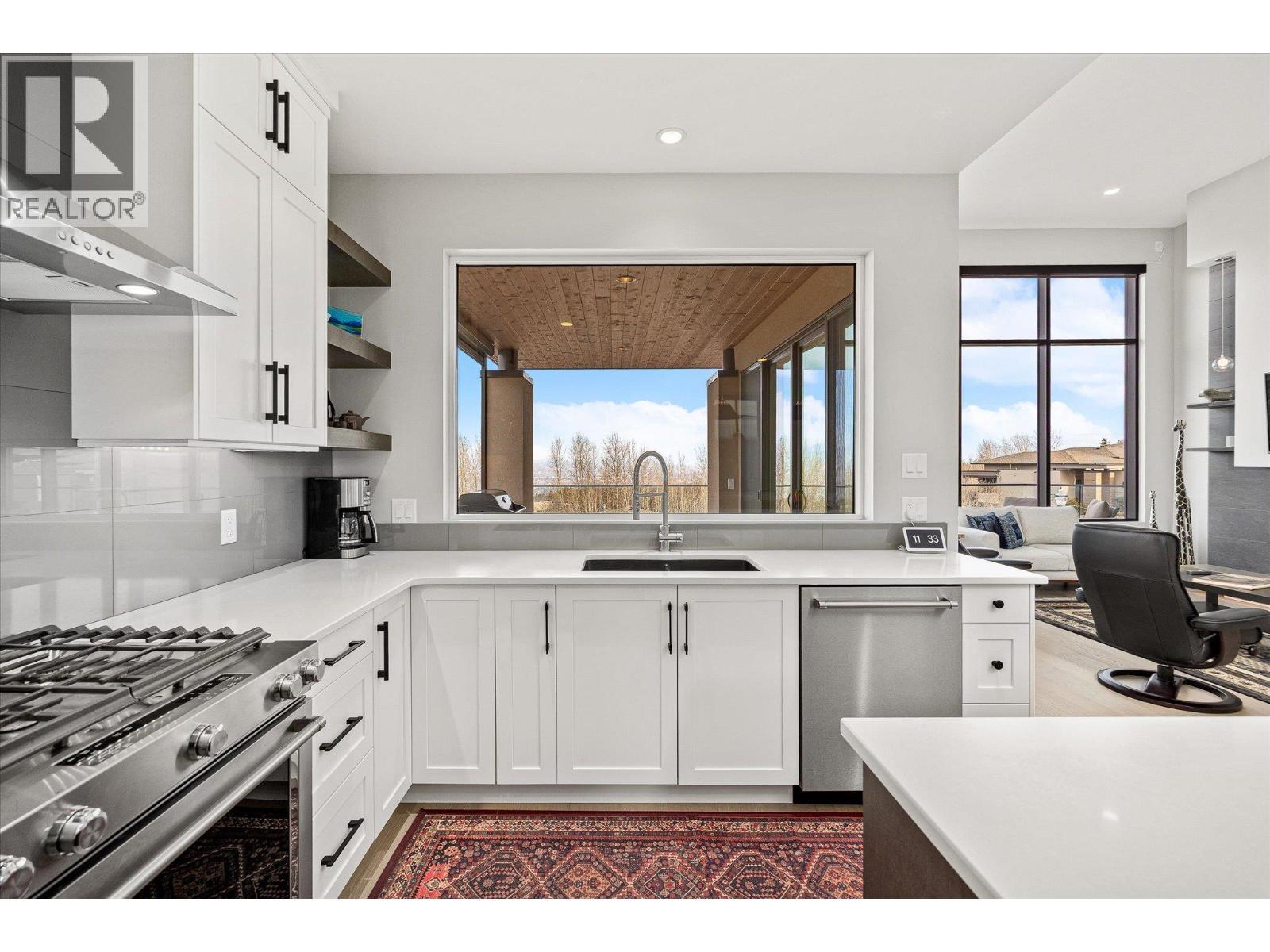 468 Sparrow Hawk Court, Kelowna, BC - Indoor Photo Showing Kitchen With Upgraded Kitchen