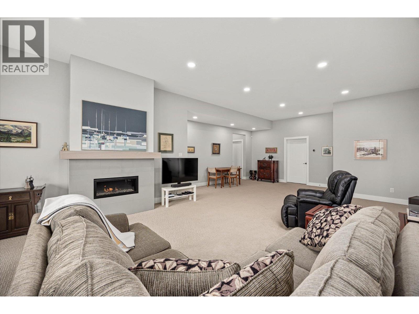 468 Sparrow Hawk Court, Kelowna, BC - Indoor With Fireplace