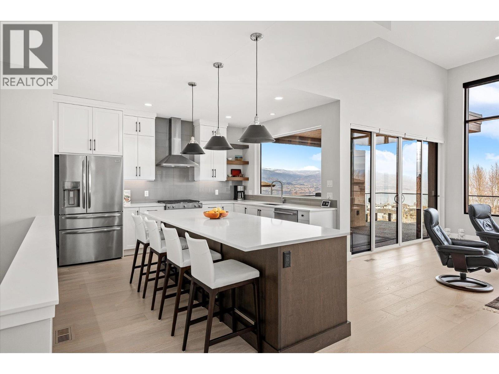 468 Sparrow Hawk Court, Kelowna, BC - Indoor Photo Showing Kitchen With Upgraded Kitchen