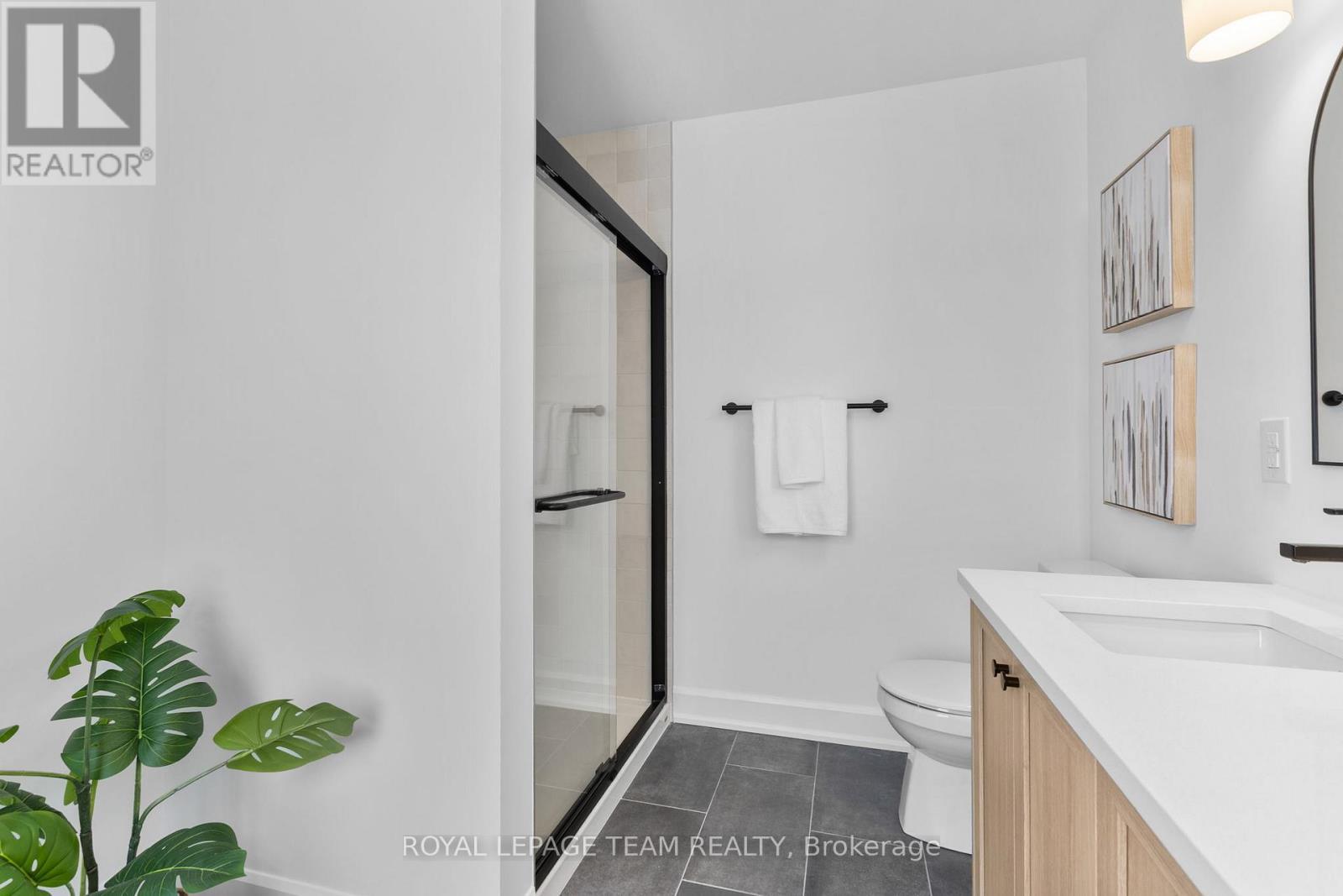 714 Tailslide Private, Ottawa, ON - Indoor Photo Showing Bathroom