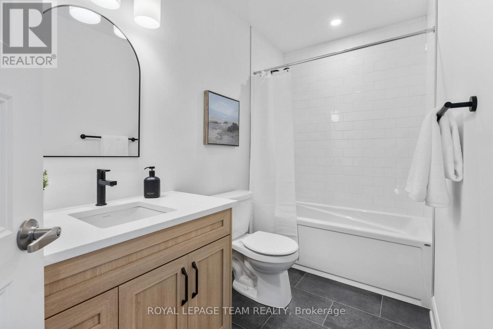 714 Tailslide Private, Ottawa, ON - Indoor Photo Showing Bathroom