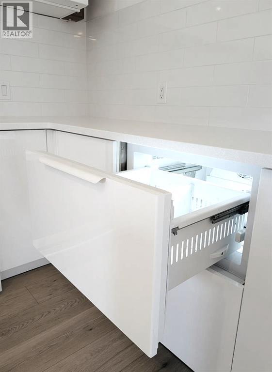 Built-In Freezer - 205, 116 7A Street Ne, Calgary, AB - Indoor