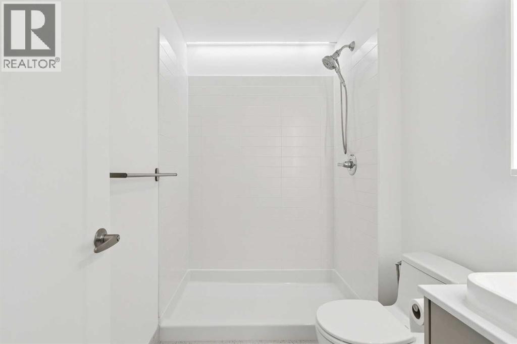 205, 116 7A Street Ne, Calgary, AB - Indoor Photo Showing Bathroom