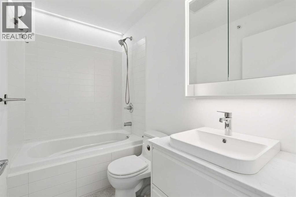 205, 116 7A Street Ne, Calgary, AB - Indoor Photo Showing Bathroom