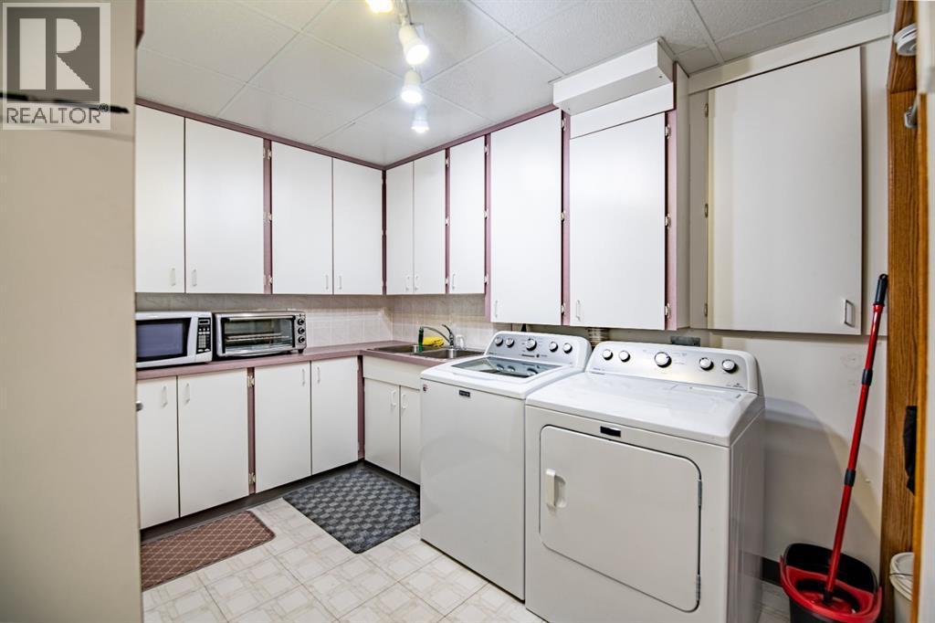 82 Westglen Boulevard, Blackfalds, AB - Indoor Photo Showing Laundry Room