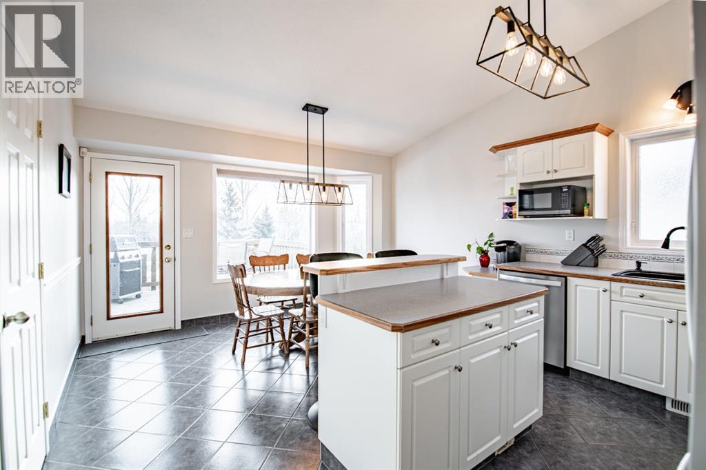 82 Westglen Boulevard, Blackfalds, AB - Indoor Photo Showing Kitchen