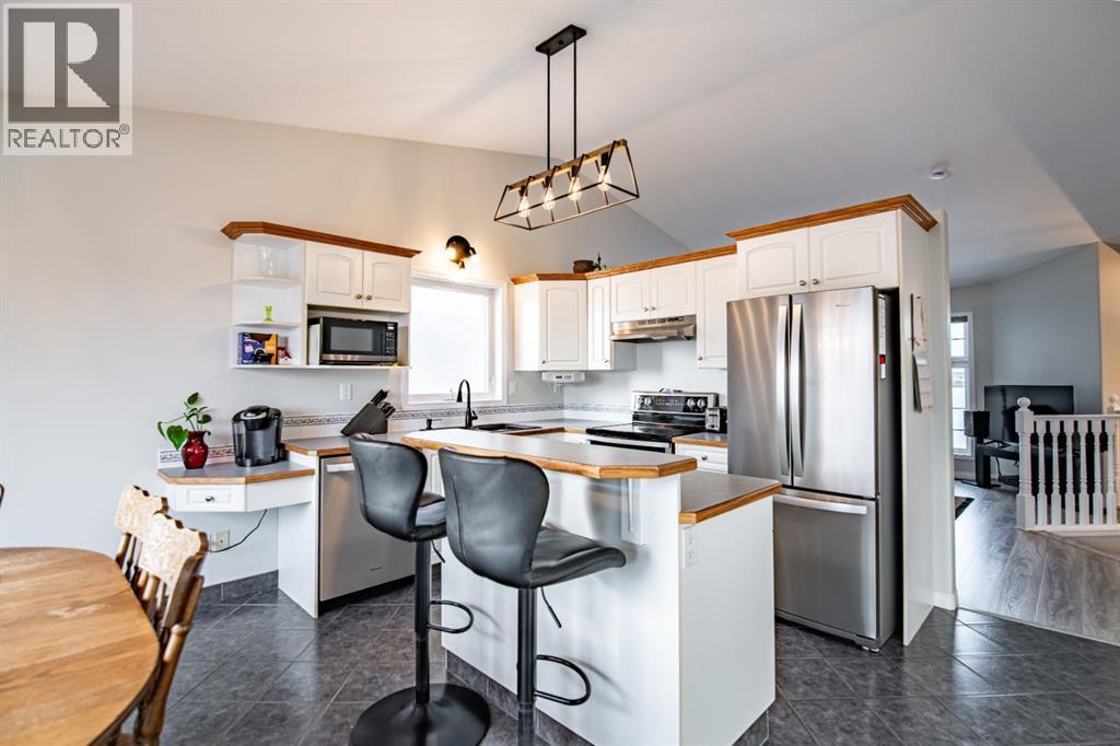 82 Westglen Boulevard, Blackfalds, AB - Indoor Photo Showing Kitchen With Stainless Steel Kitchen