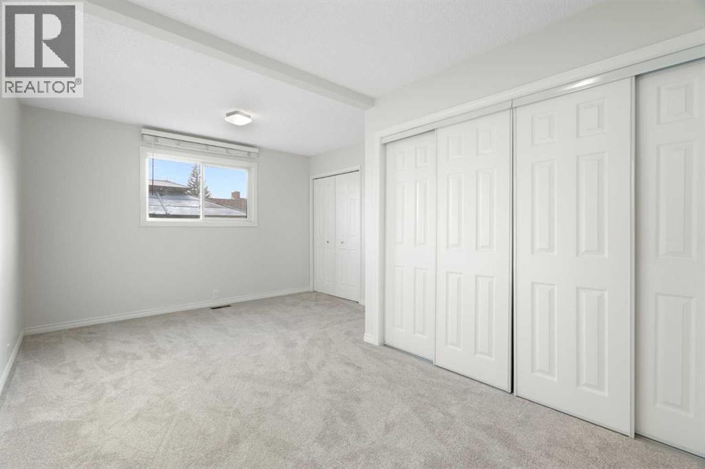 987 Berkley Drive Nw, Calgary, AB - Indoor Photo Showing Other Room