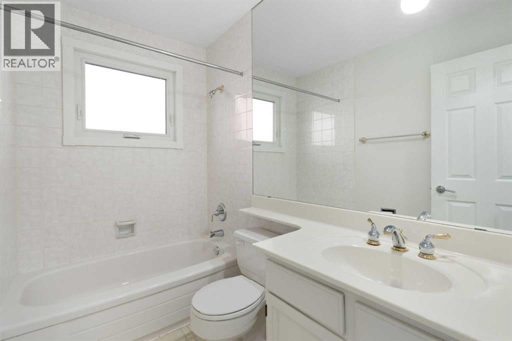 987 Berkley Drive Nw, Calgary, AB - Indoor Photo Showing Bathroom