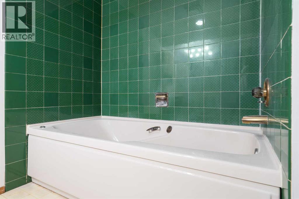 987 Berkley Drive Nw, Calgary, AB - Indoor Photo Showing Bathroom