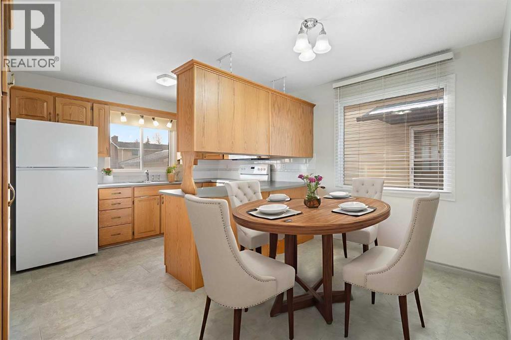 987 Berkley Drive Nw, Calgary, AB - Indoor Photo Showing Dining Room