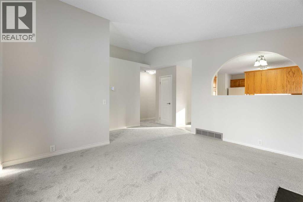 987 Berkley Drive Nw, Calgary, AB - Indoor Photo Showing Other Room