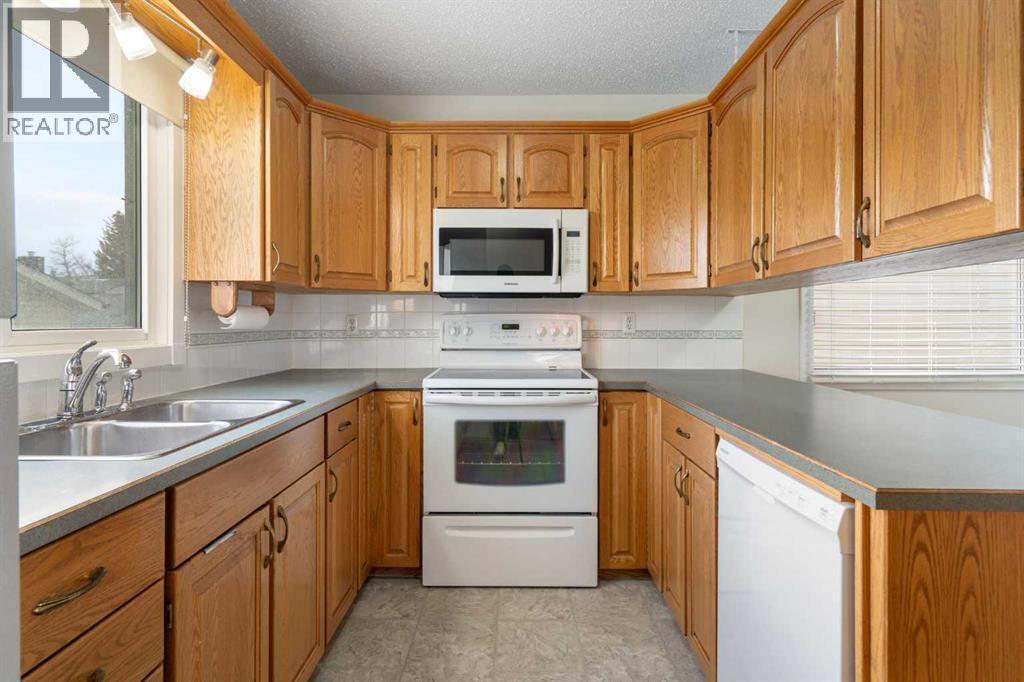 987 Berkley Drive Nw, Calgary, AB - Indoor Photo Showing Kitchen With Double Sink