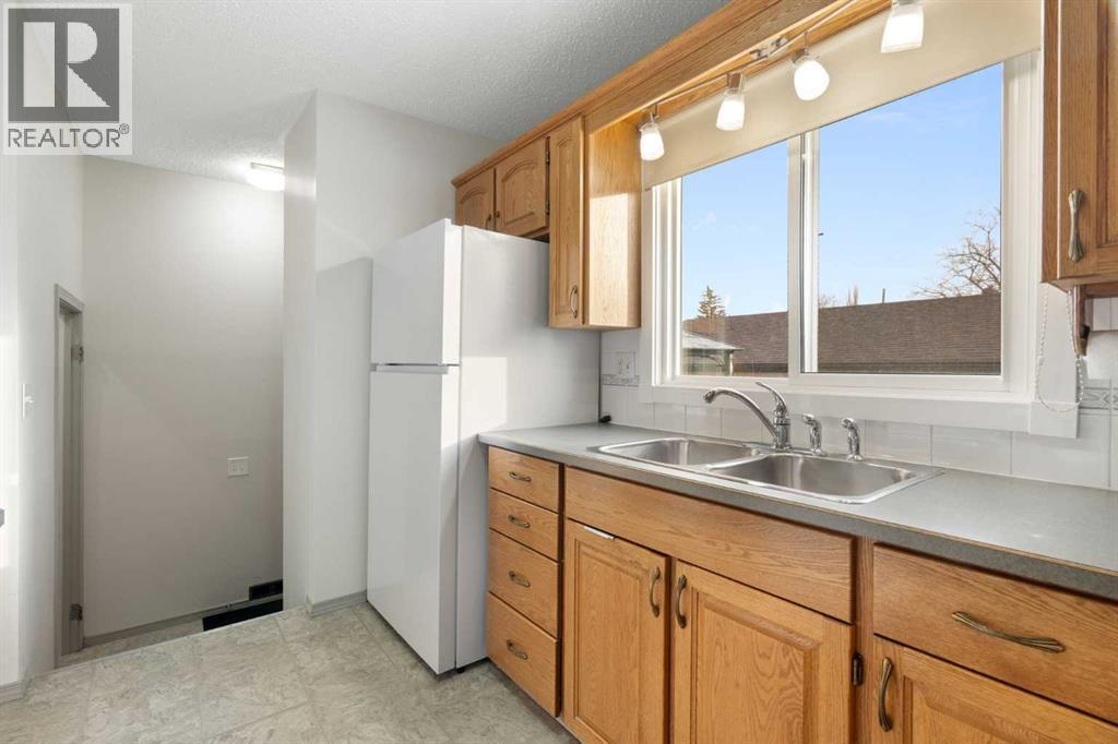 987 Berkley Drive Nw, Calgary, AB - Indoor Photo Showing Kitchen With Double Sink