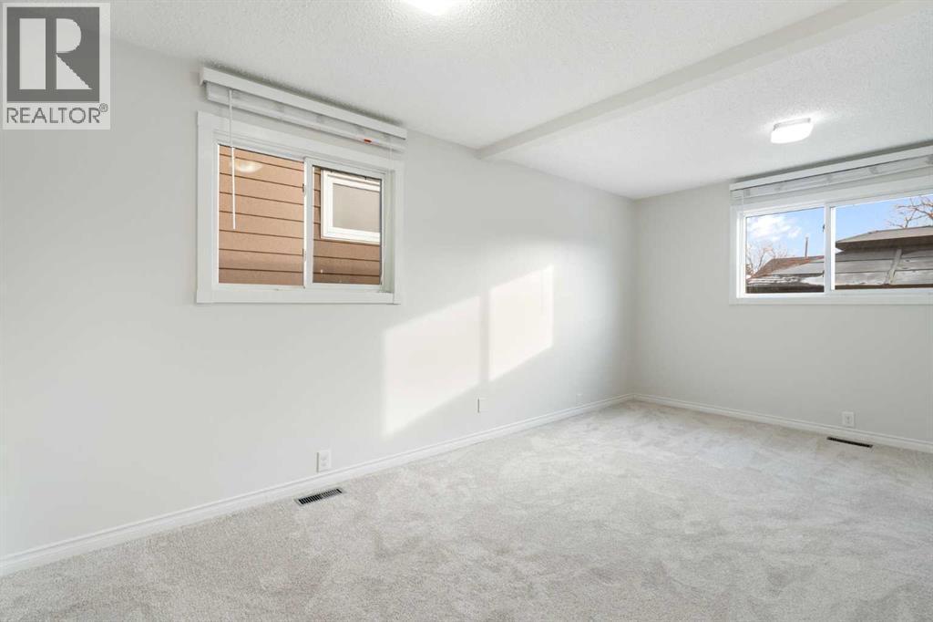 987 Berkley Drive Nw, Calgary, AB - Indoor Photo Showing Other Room