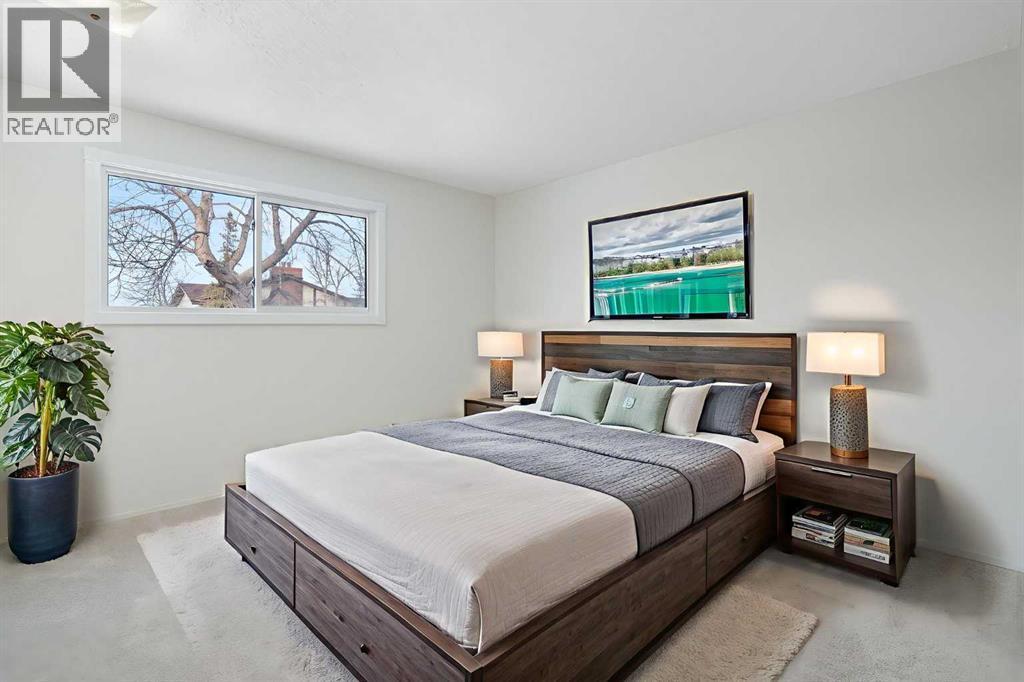 987 Berkley Drive Nw, Calgary, AB - Indoor Photo Showing Bedroom