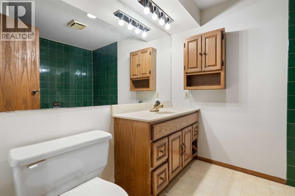 987 Berkley Drive Nw, Calgary, AB - Indoor Photo Showing Bathroom