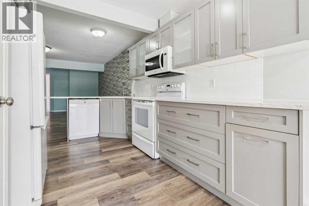 1005 Eagleview Place Nw, High River, AB - Indoor Photo Showing Kitchen