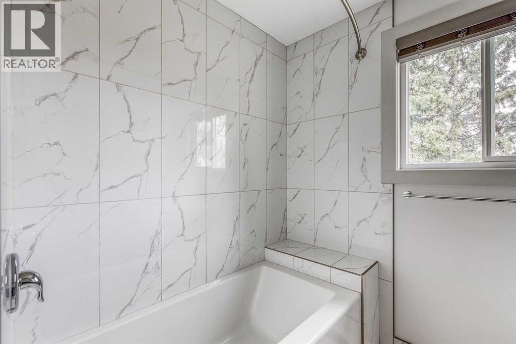 632 Cantrell Drive Sw, Calgary, AB - Indoor Photo Showing Bathroom