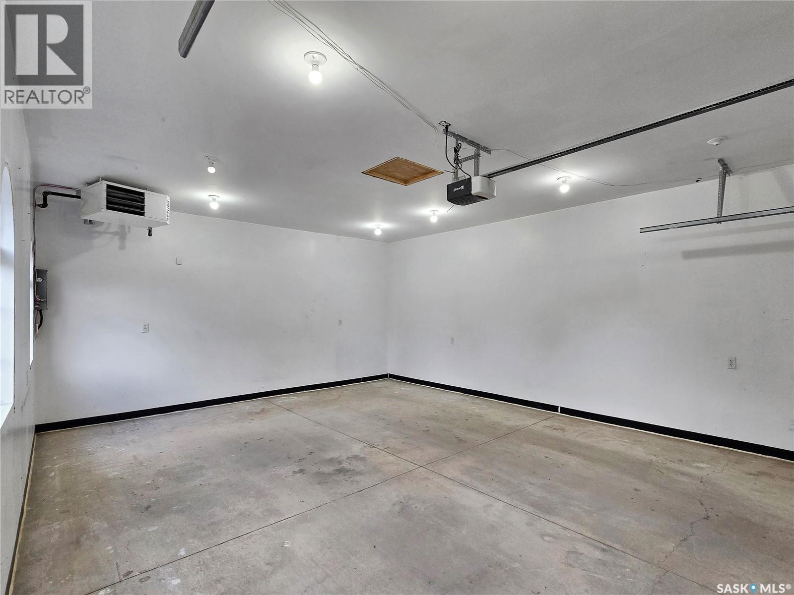 202 2Nd Street E, Saskatoon, SK - Indoor Photo Showing Garage