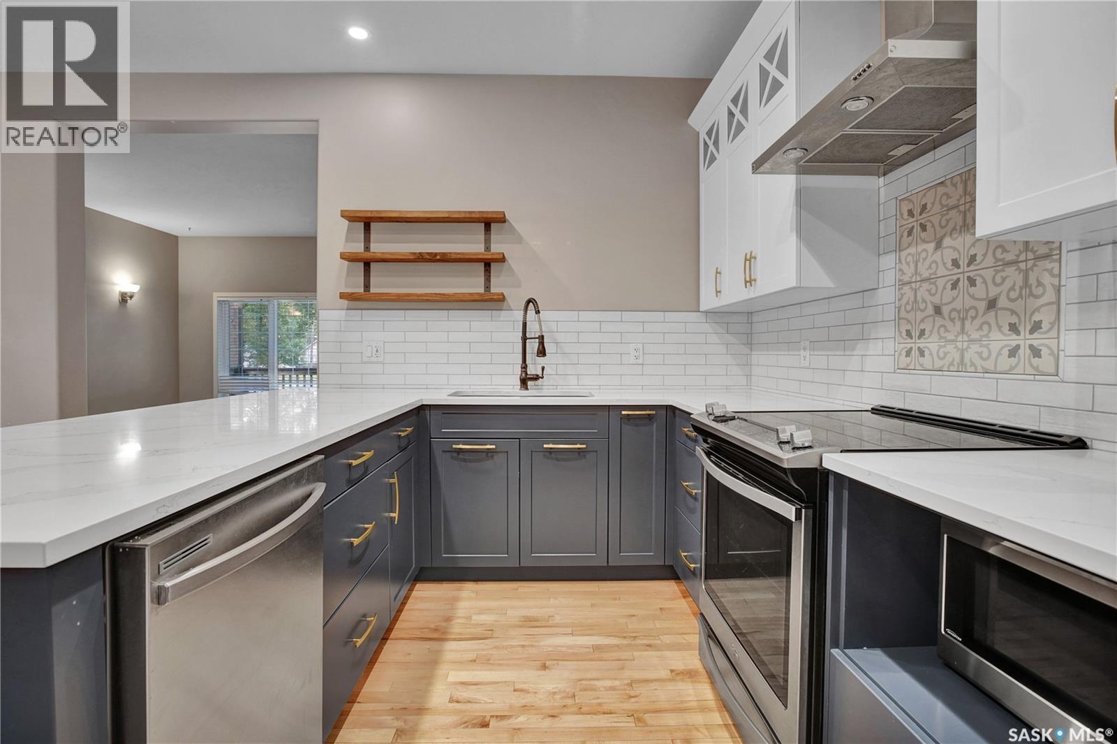 202 2Nd Street E, Saskatoon, SK - Indoor Photo Showing Kitchen With Upgraded Kitchen