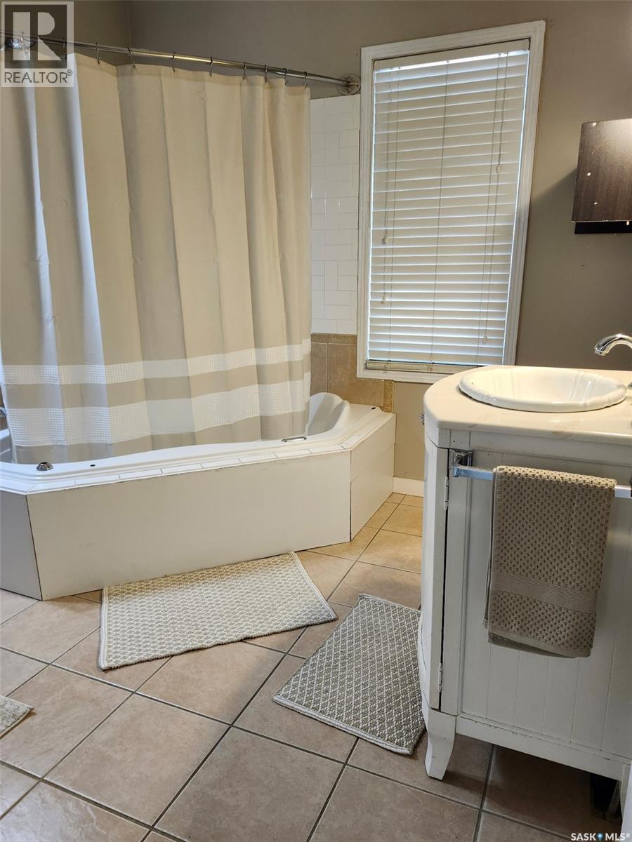 1565 Rae Street, Regina, SK - Indoor Photo Showing Bathroom