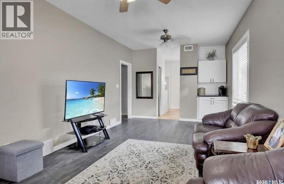 1565 Rae Street, Regina, SK - Indoor Photo Showing Living Room