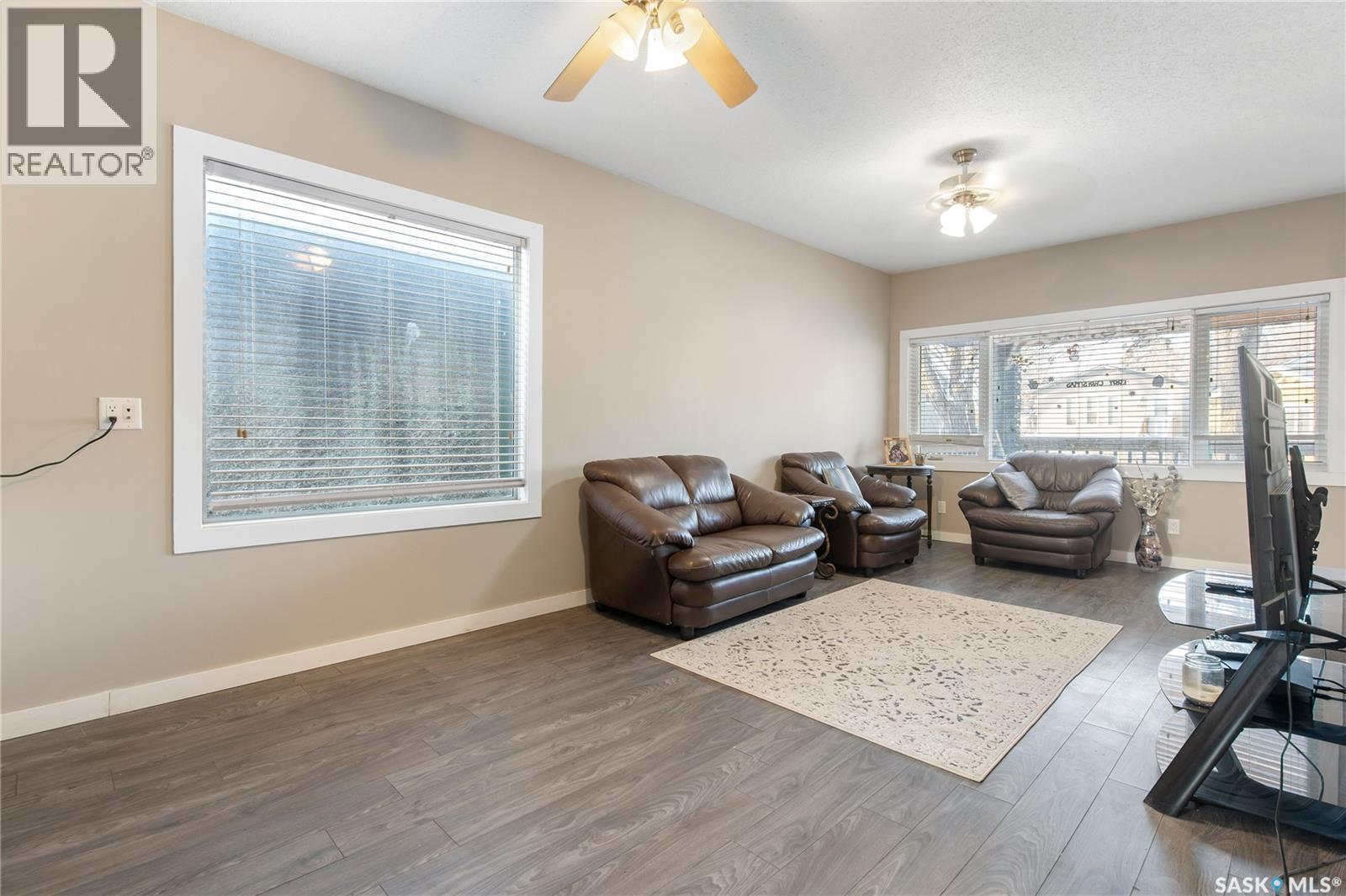 1565 Rae Street, Regina, SK - Indoor Photo Showing Living Room