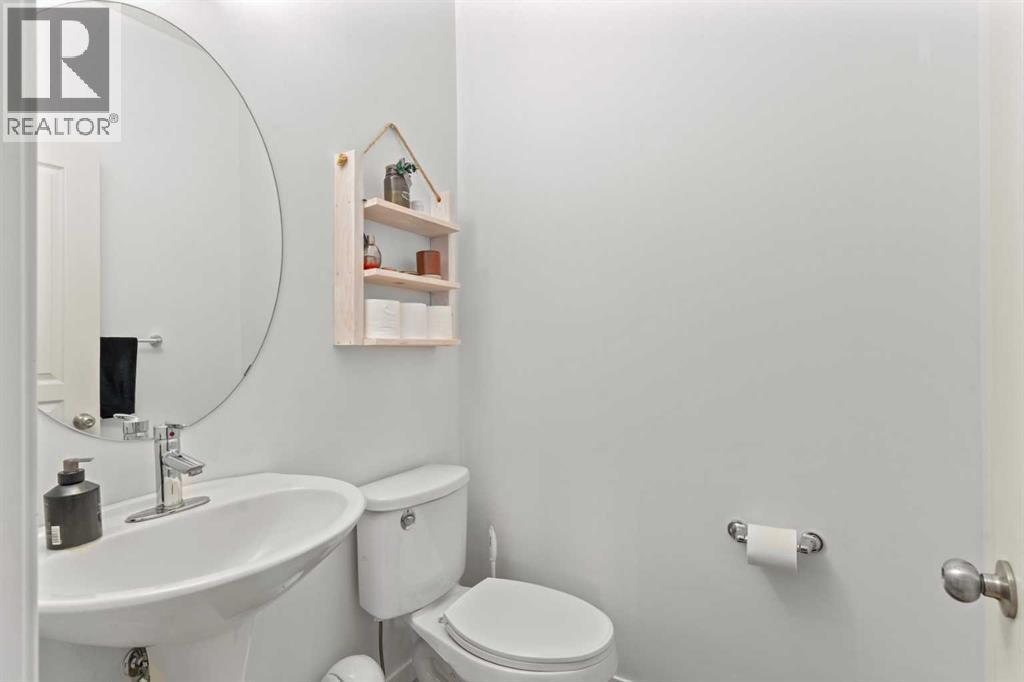 333 Mahogany Boulevard Se, Calgary, AB - Indoor Photo Showing Bathroom