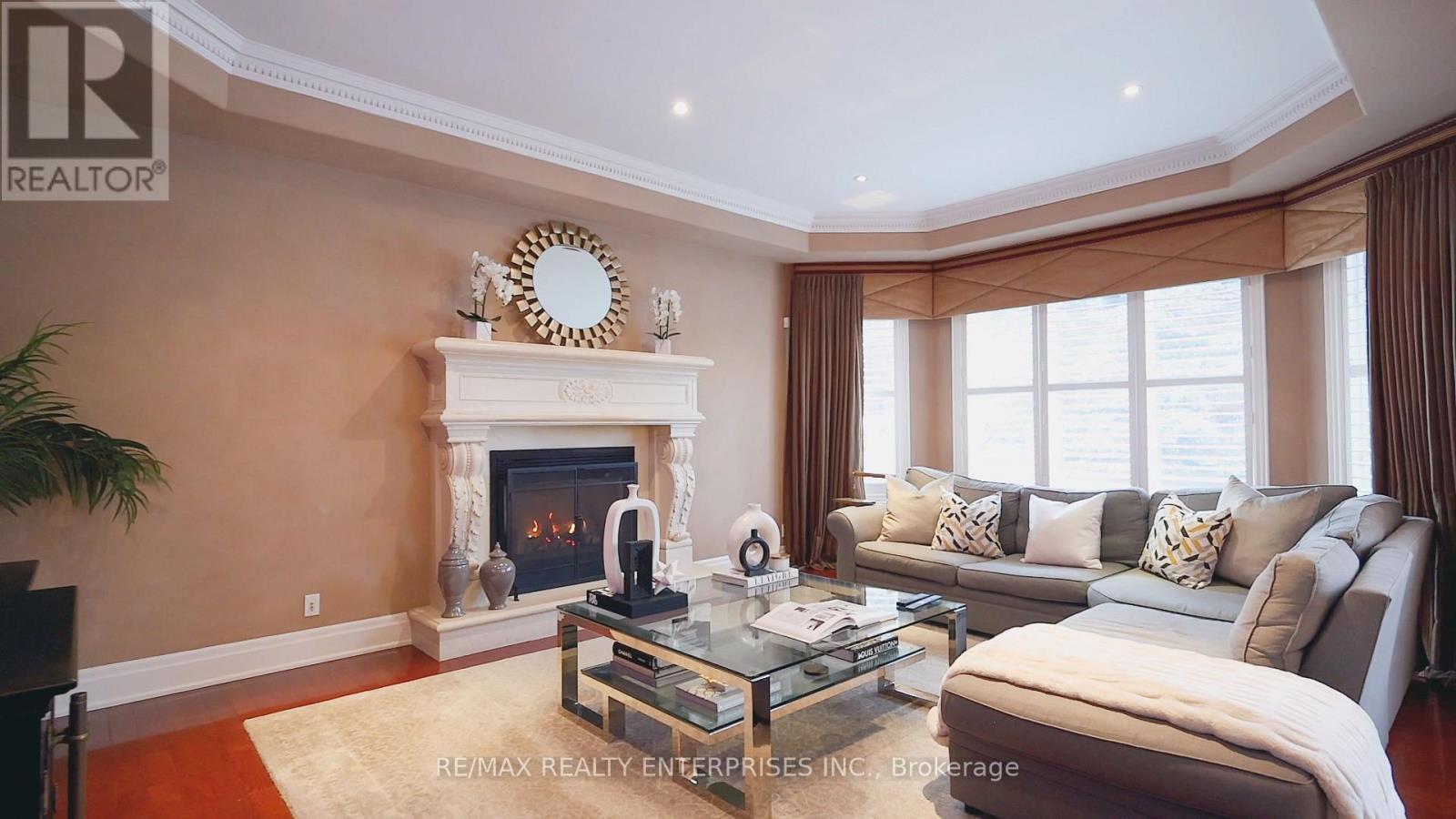 683 Canyon Street, Mississauga, ON - Indoor Photo Showing Living Room With Fireplace