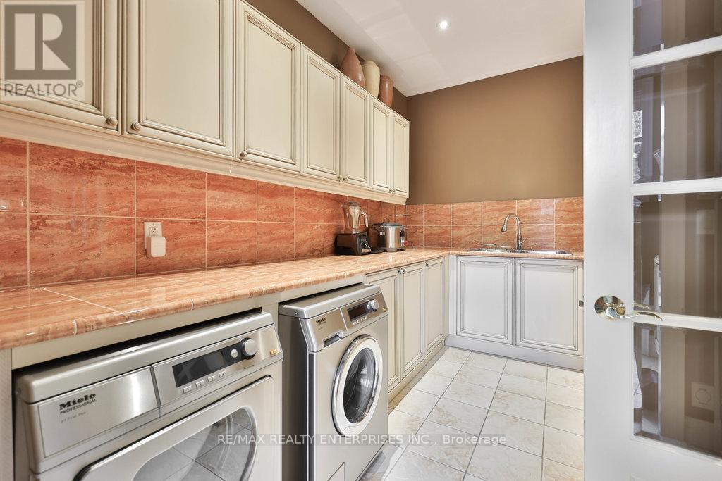 683 Canyon Street, Mississauga, ON - Indoor Photo Showing Laundry Room