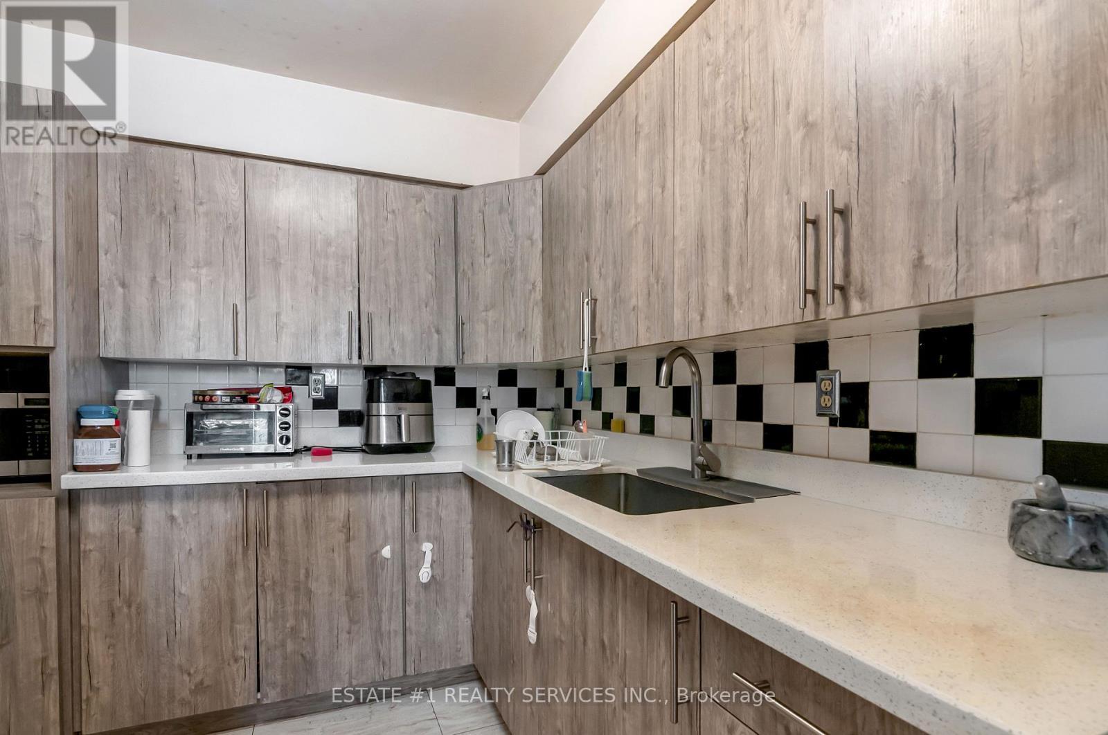 402 - 3555 Derry Road E, Mississauga, ON - Indoor Photo Showing Kitchen