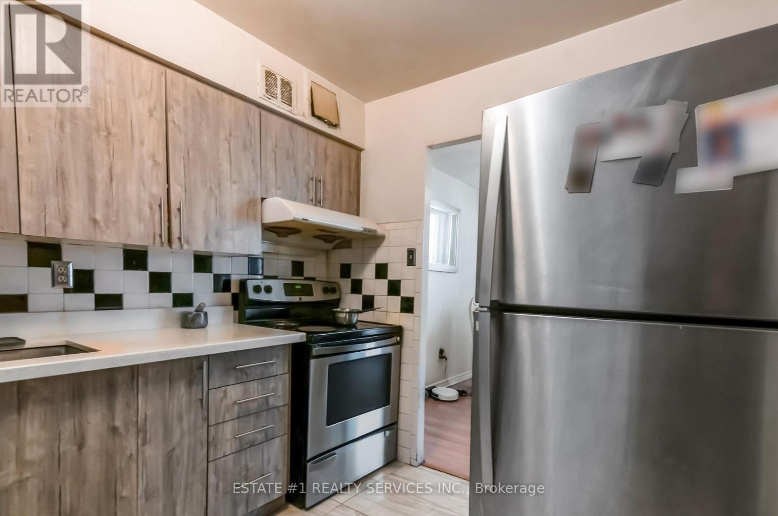 402 - 3555 Derry Road E, Mississauga, ON - Indoor Photo Showing Kitchen