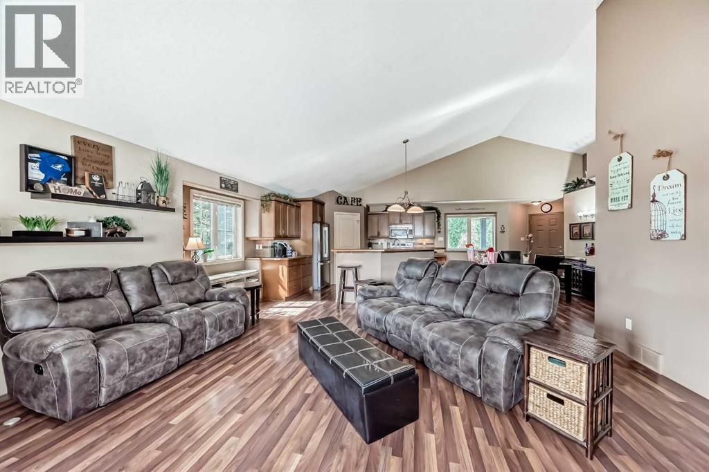 41 Canyoncrest Point W, Lethbridge, AB - Indoor Photo Showing Living Room