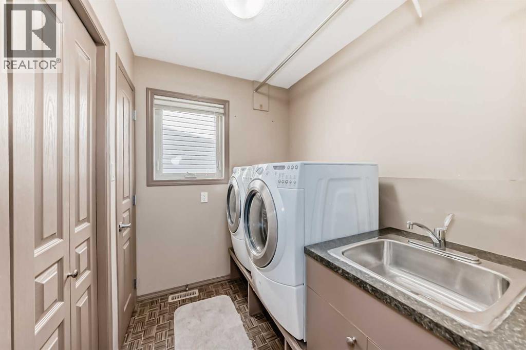 41 Canyoncrest Point W, Lethbridge, AB - Indoor Photo Showing Laundry Room