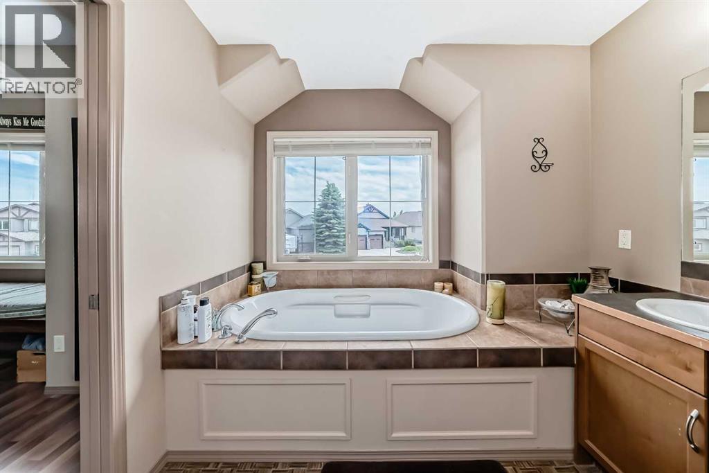 41 Canyoncrest Point W, Lethbridge, AB - Indoor Photo Showing Bathroom